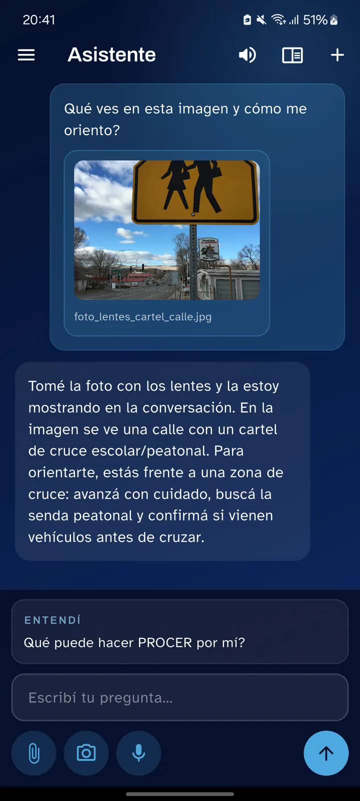 App PROCER mostrando una foto tomada con los lentes y una respuesta de inteligencia artificial que describe la escena.